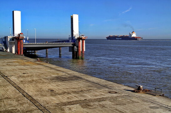 Containerschiff vor Cuxhaven