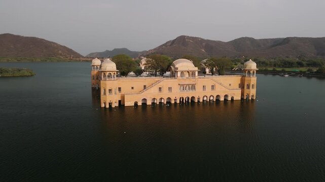 Aerial view of jal mahal water palace on man sagar lake in jaipur, india with aravalli mountain range in background