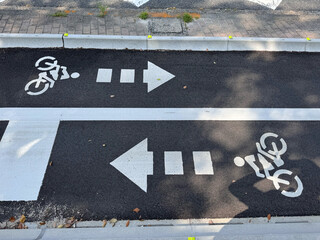 Zweispurige Fahrradwege in Hiroshima/Japan © finecki