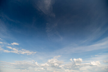 Obraz premium Wide sky with scattered clouds over distant horizon