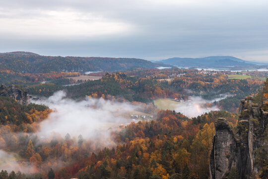 Nebel in den T&auml;lern im Nationalpark S&auml;chsische Schweiz am Morgen im Herbst
