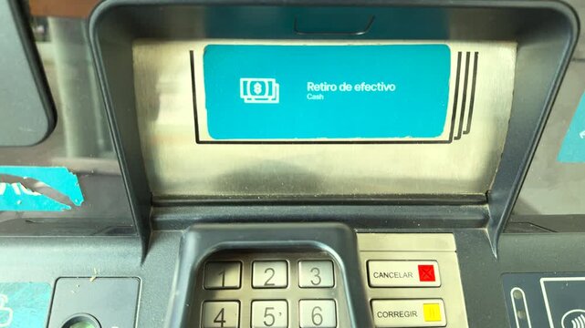 deposito o retiro de dinero con billetes de 500 pesos mexicanos en cajero automatico transacciones bancarias seguras en el banco 