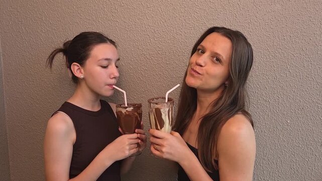 M&atilde;e e filha tomando milkshake 