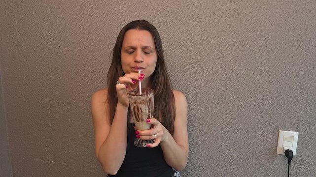 mulher tomando shake de chocolate com sorvete 