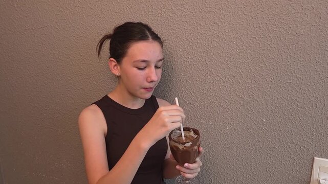 garota tomando shake de chocolate com sorvete 