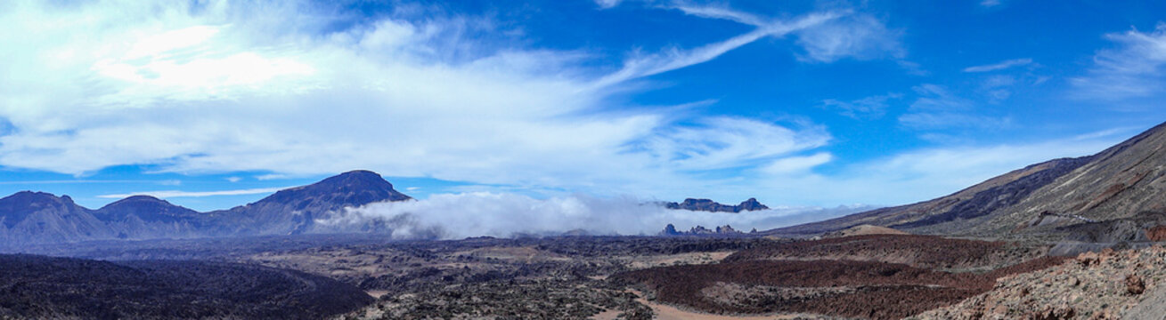 Coul&eacute;es de lave et mer de nuages dans le parc national du Teide &agrave; Tenerife
