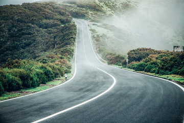 Naklejka premium road on a foggy rainy day