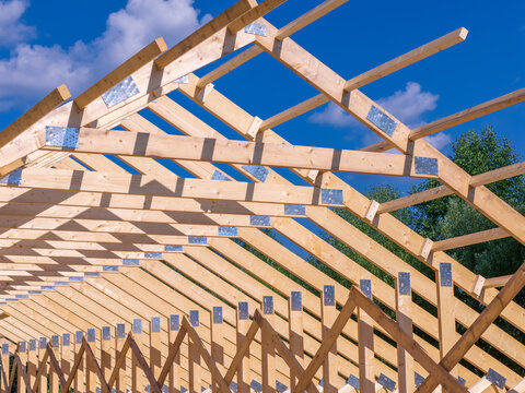 Repeating timber roof trusses with metal connector plates
