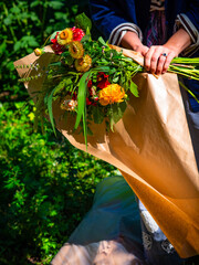 Blumenstrauß einpacken © Sulamith Sallmann