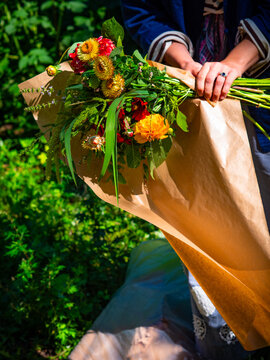 Blumenstrau&szlig; einpacken