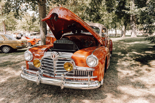 Alte Pontiac Limousine mit ge&ouml;ffneter Motorhaube im Kurpark von Bad Kreuznach, Deutschland, 02.08.2026 