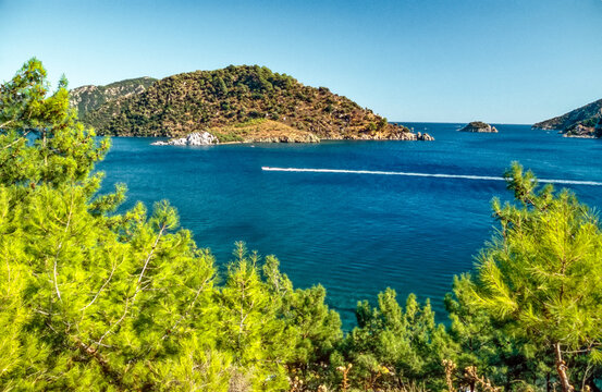 Historisches Farbfoto einer Meeresbucht mit Boot und Nadelb&auml;umen im Vordergrund in der N&auml;he von Marmaris, Westt&uuml;rkei, 13.Mai 2003