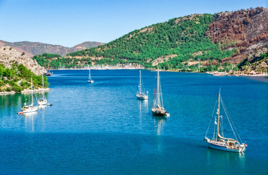 Historisches Farbfoto einer Meeresbucht mit ankernden Segelbooten in der N&auml;he von Marmaris, Westt&uuml;rkei, 13.Mai 2003