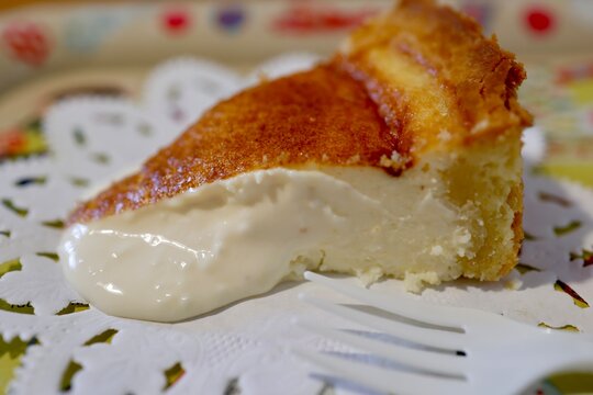 とろけるチーズケーキ。濃厚なクリームチーズとスポンジの層。