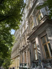 Grüne Straßenbäume und Altbaufassaden im Viertel Prenzlauer Berg, Pankow, Berlin, Germany © finecki