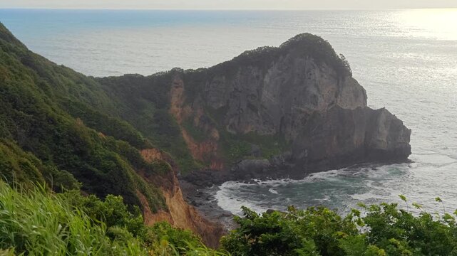 断崖の岬を望む風景。