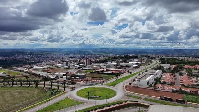 Vista a&eacute;rea da Avenida Marab&aacute;, Patos de Minas, Minas Gerais
