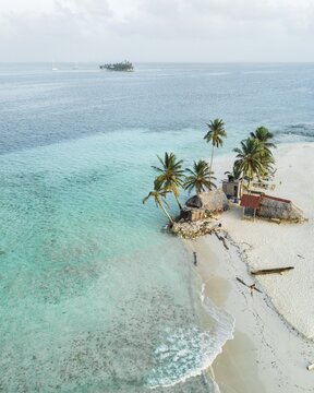 Aerial view, tropical island with palm trees and huts, San Blas Islands, Panama