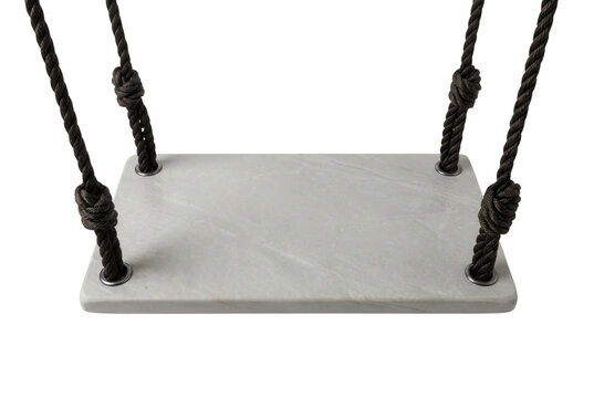 Un columpio de madera de color gris claro suspendido por cuerdas gruesas de color oscuro, aislado sobre un fondo blanco puro, ideal para conceptos de juego, infancia, relajaci&oacute;n y dise&ntilde;o de