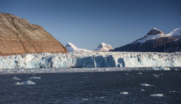 Ossian Sarsfjellet, two of the three mountains Tee Kroner, Kronebreen or Crown Glacier, Kongsfjord or Kongsfjorden, Spitsbergen archipelago, Svalbard, Norway