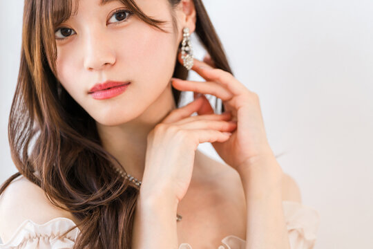 エレガントな女性とイヤリング,ネックレスのジュエリーファッション