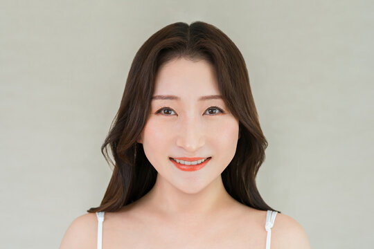 白い歯を見せて微笑む女性の口元,デンタルケア,ホワイトニング,歯列矯正