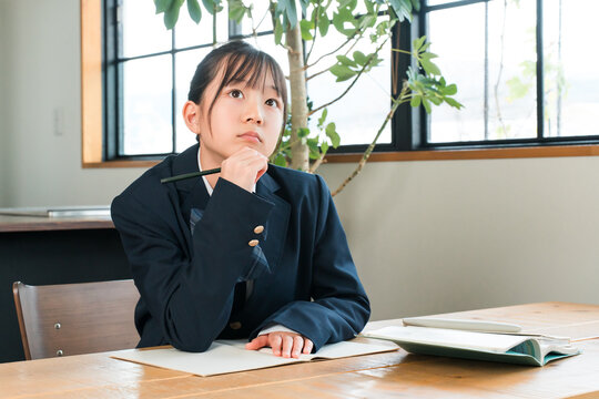 Middle school, high school, and elementary school girls studying at home, doing homework, and studying in the living room.