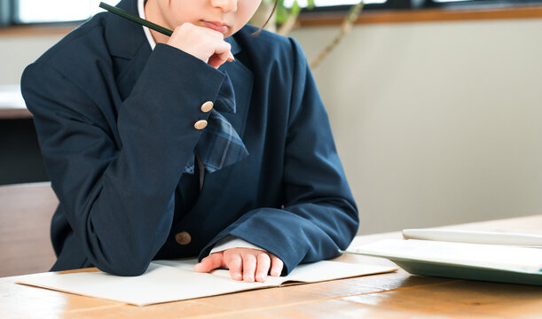 Middle school, high school, and elementary school girls studying at home, doing homework, and studying in the living room.
