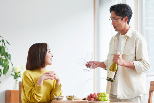 お酒を呑みながら食事をする女性と男性