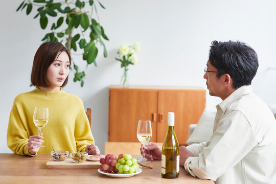 お酒を呑みながら食事をする女性と男性