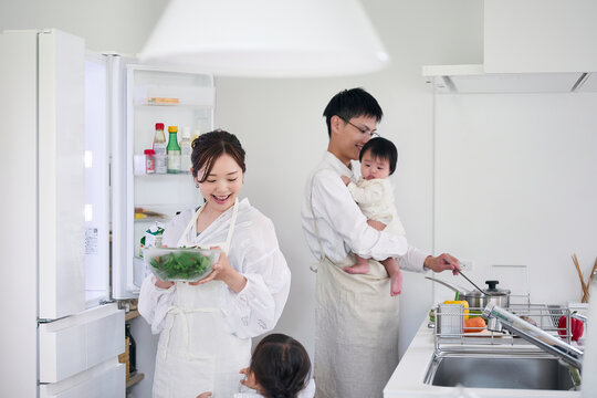 キッチンで料理を作る家族