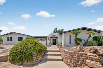 Naklejka premium Desert modern home with stone landscaping