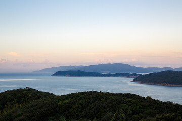 朝焼けの休暇村から望む地ノ島、友ヶ島 © Hsuan