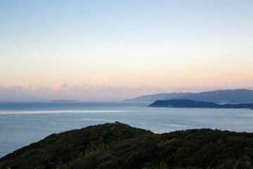 朝焼けの休暇村から望む地ノ島、友ヶ島 © Hsuan