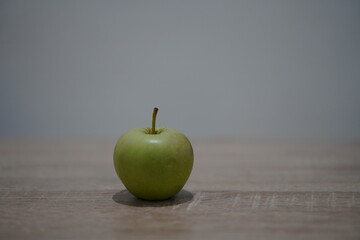 The primary benefits of apples include maintaining heart health, promoting smooth digestion, and aiding in weight loss, thanks to their pectin fiber and antioxidant content. © Ainur