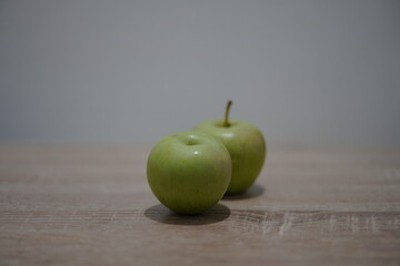 The primary benefits of apples include maintaining heart health, promoting smooth digestion, and aiding in weight loss, thanks to their pectin fiber and antioxidant content. © Ainur