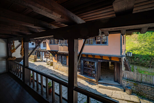 Calle comercial en el pueblo de Etar, provincia de Gabrovo (Bulgaria)