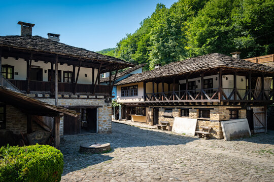 Calle comercial en el pueblo de Etar, provincia de Gabrovo (Bulgaria)