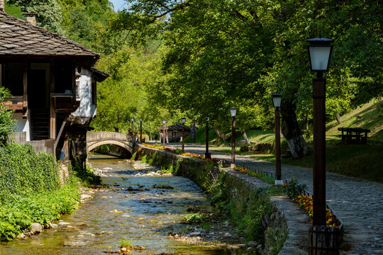 Calle comercial en el pueblo de Etar, provincia de Gabrovo (Bulgaria)