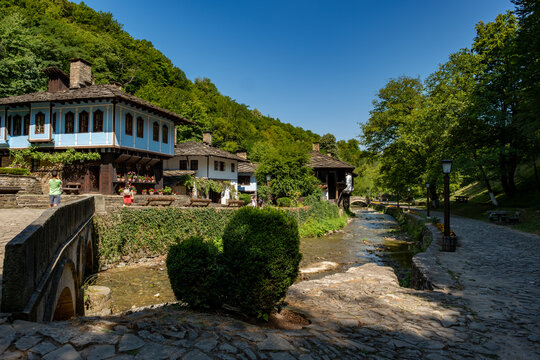 Calle comercial en el pueblo de Etar, provincia de Gabrovo (Bulgaria)
