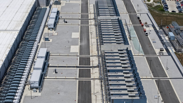 Data center facility infrastructure with server modules