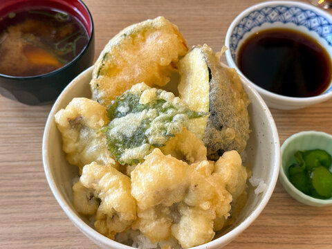 鱧と季節野菜をたっぷり盛り付けた鱧天丼