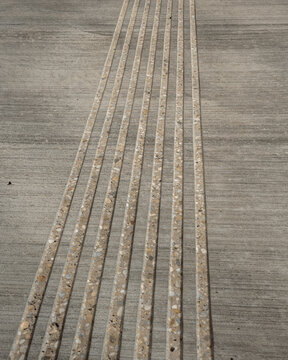 Betonoberfl&auml;che mit Leitstreifen