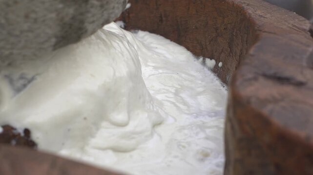 맷돌 노랑콩 콩 콩물 두부 두유 콩비지 한국 전통 손두부 촌두부 전통방식 대두 백태 돌맷돌 맷손 손 손길 작업 도구 농기구 민속품 채반 멍석 곡물 식재료 한식 전통문화