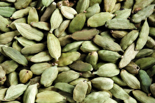 Green cardamom capsules, close-up