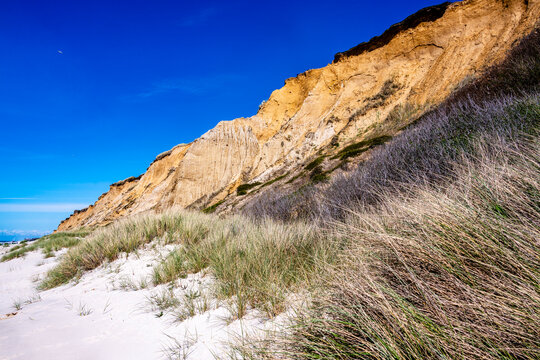 The sandy beach meets the steep Rotes Kliff on Sylt island
