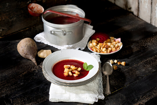 Beetroot soup with croutons