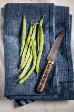 Green beans on blue kitchen towel