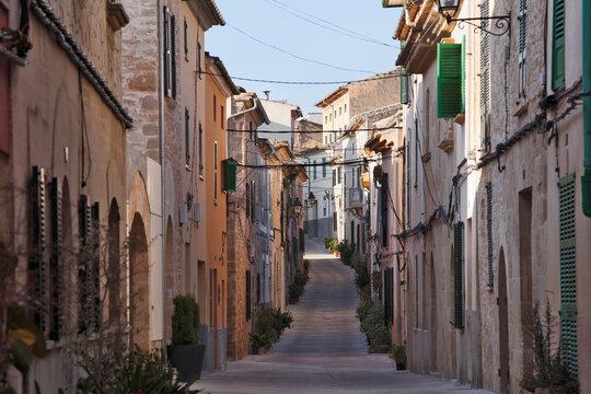 Spain, Balearic Islands, Majorca, Carrer de la Roca, View of old town of alcudia