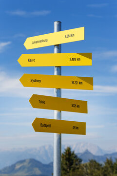 Austria, Salzkammergut, Arrow signs at Zwoelferhorn mountain near St. Gilgen